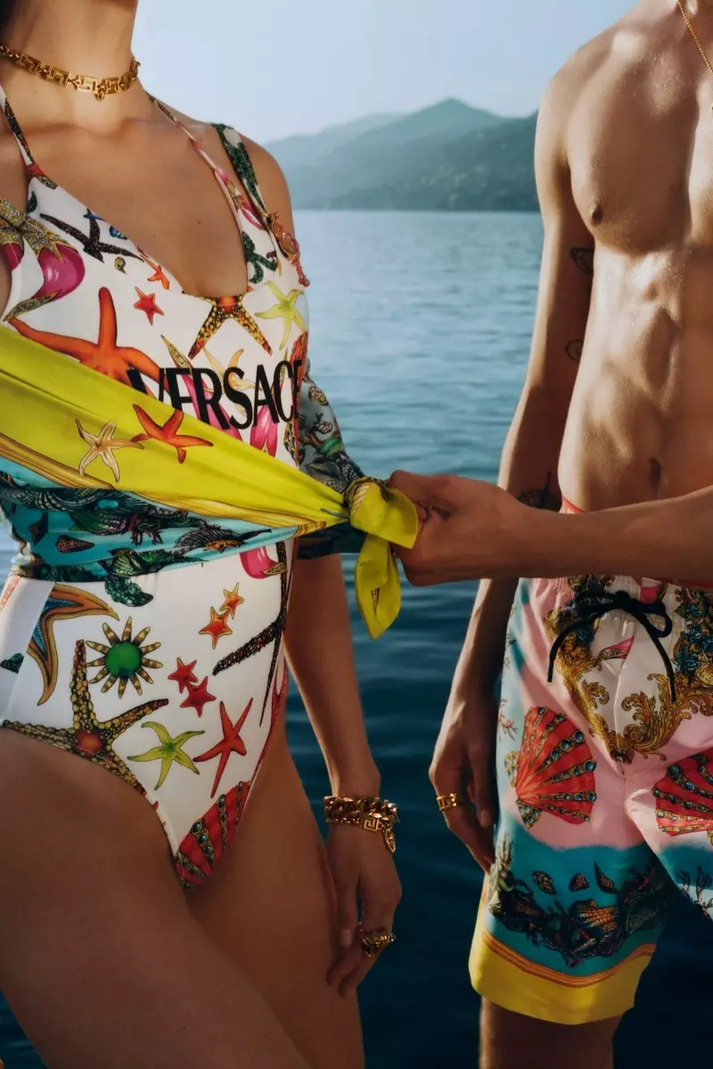 Versace enthüllt La Vacanza 2021 Schwammkleeder Kampagne.