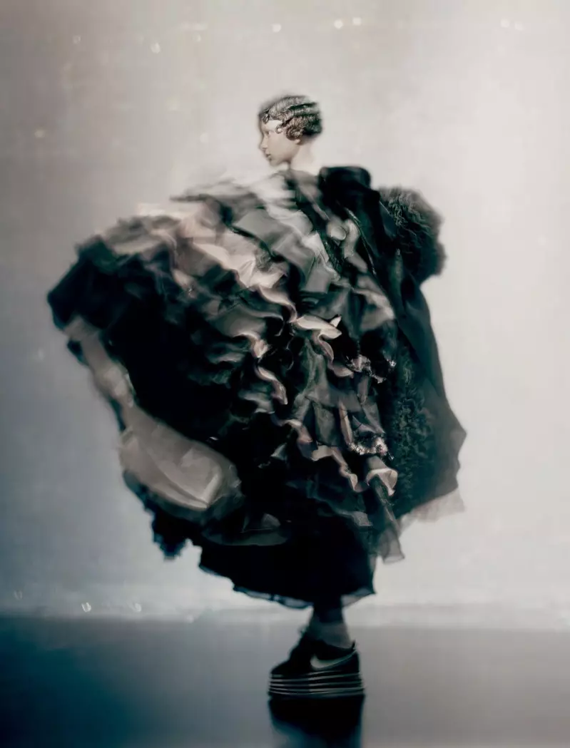 Sara Grace Wallerstedt verzaubert am Comme des Garçons fir Dazed Magazine