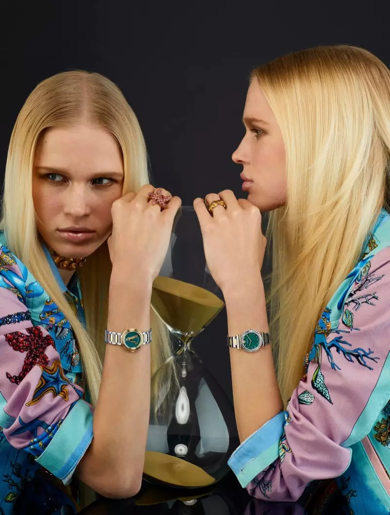 Фьен Клоос снялась в рекламной кампании Versace Watches весна-лето 2021.