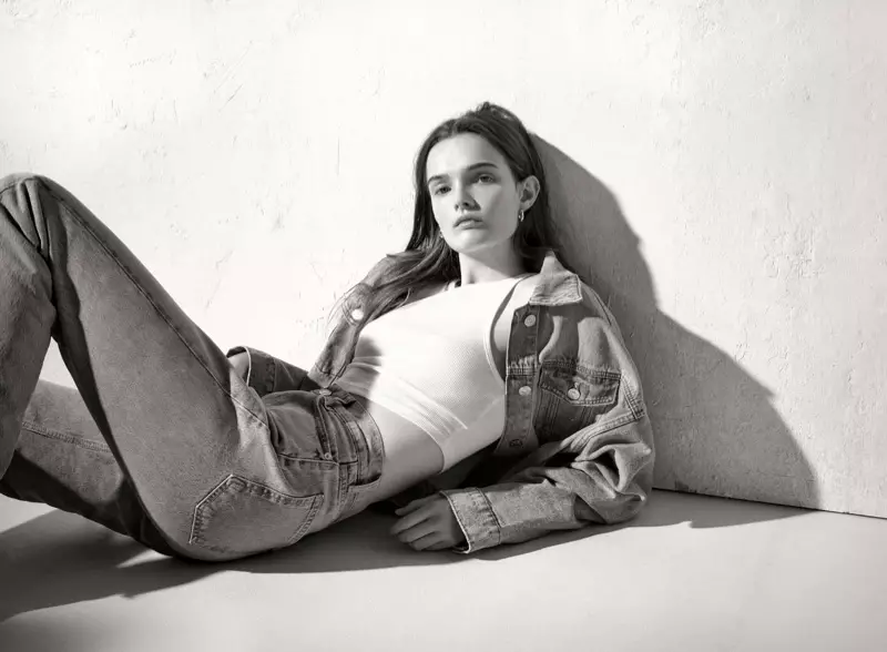 Model Lulu Tenney lounges n'ụdị denim nke Zara.