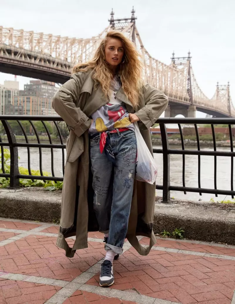 Rianne van Rompaey adopte le street style new-yorkais pour Vogue Paris