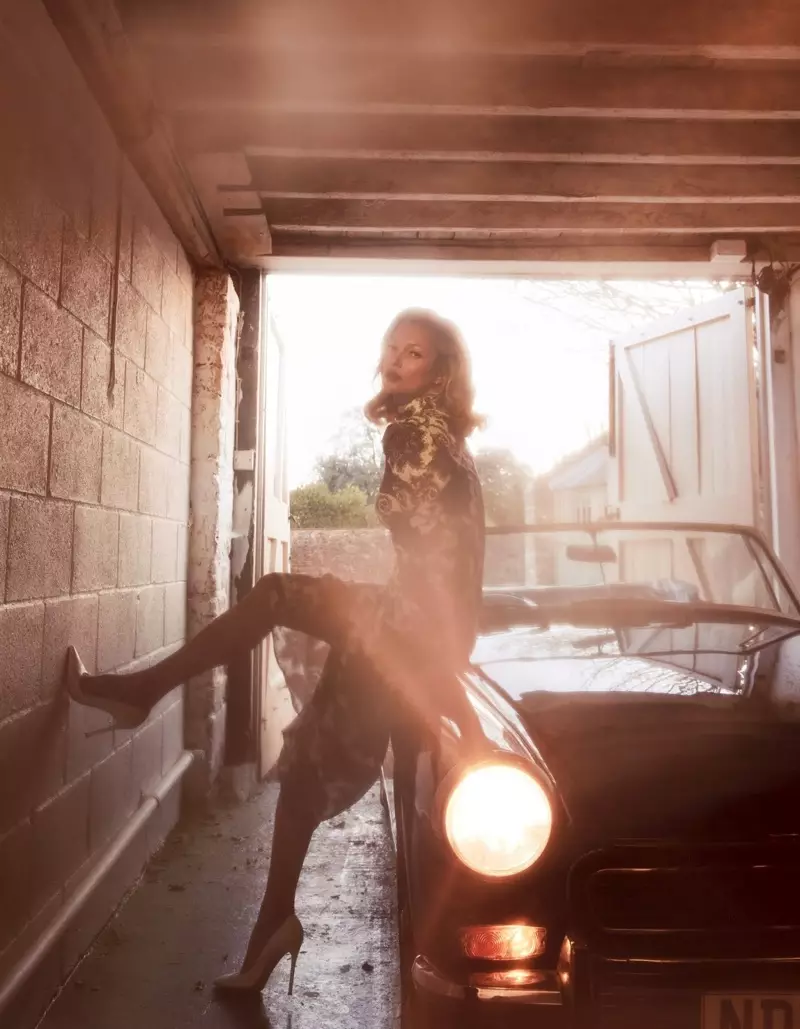 Si Kate Moss Poses sa Elegant Fashions para sa Vogue Paris