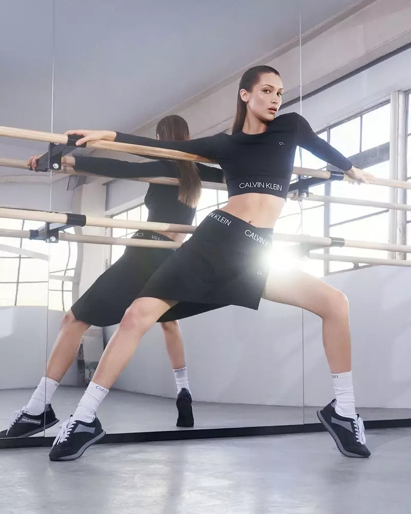 Bella Hadid ngadamel pose dina kampanye Calvin Klein Performance gugur-usum 2019