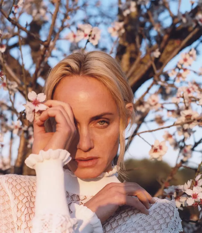 Awọn irawọ Amber Valletta ni Zara Lepa Imọlẹ orisun omi-ooru 2019 iwe wiwa