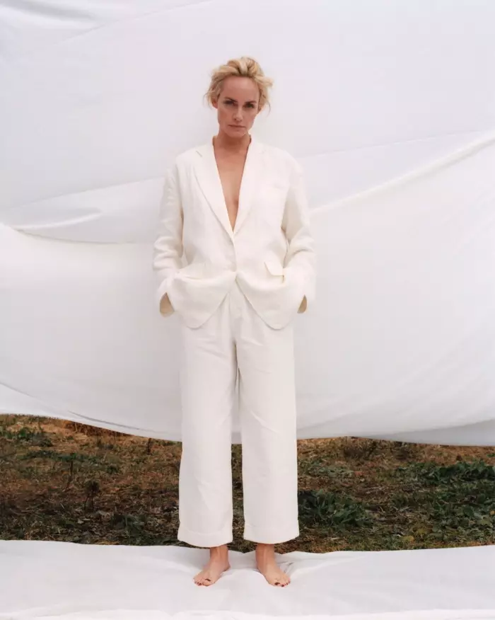 Agus oireann di, caitheann Amber Valletta seaicéad línéadaigh rómhór do Zara agus jeans magnum pant