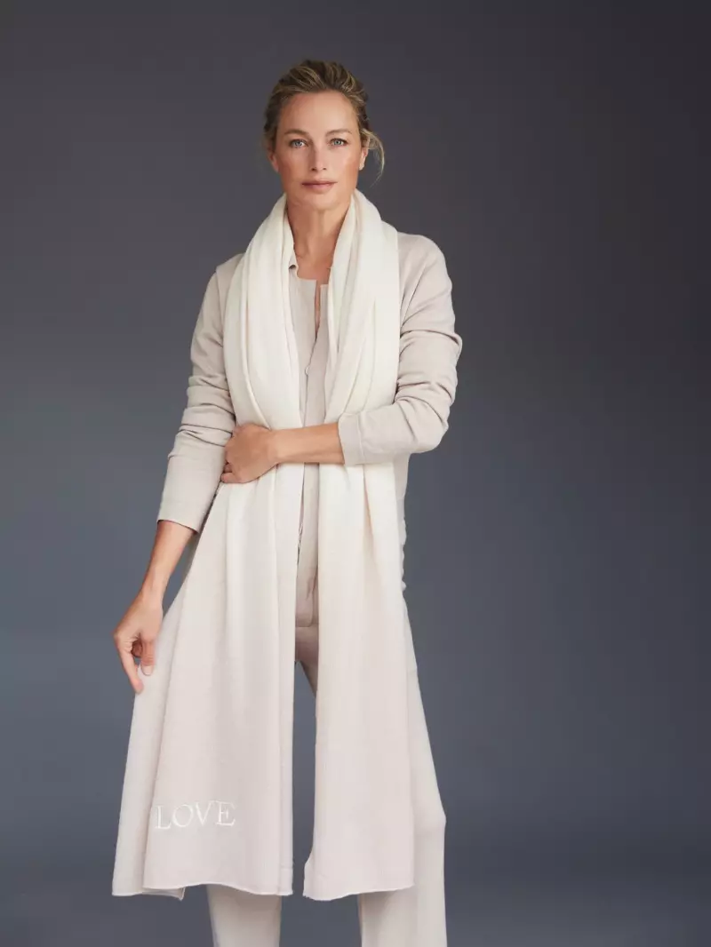 Carolyn Murphy gba ọtọ Cashmere mkpọsa ịhụnanya