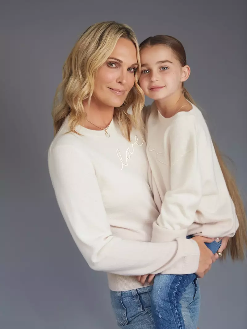 Molly Sims dan putrinya Scarlett May Stuber berpose untuk kampanye Naked Cashmere LOVE.