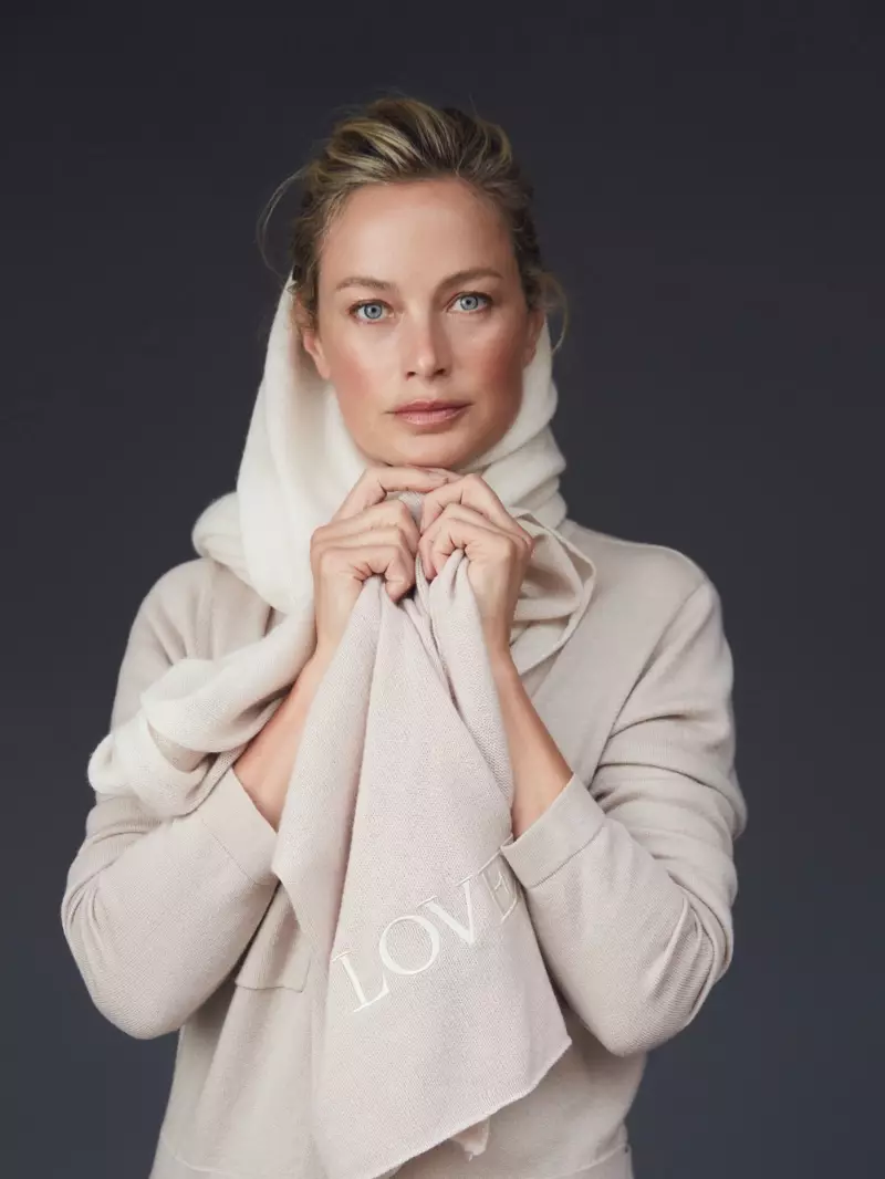 ນາງແບບ Carolyn Murphy ປາກົດຢູ່ໃນແຄມເປນ Naked Cashmere LOVE.