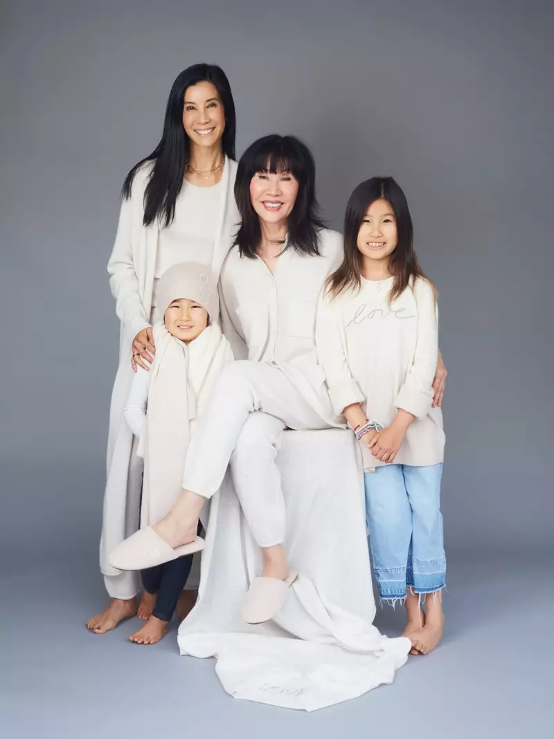 Lisa Ling posearret mei har mem Mary Ling en bern Jett en Ray foar Naked Cashmere LOVE kampanje.