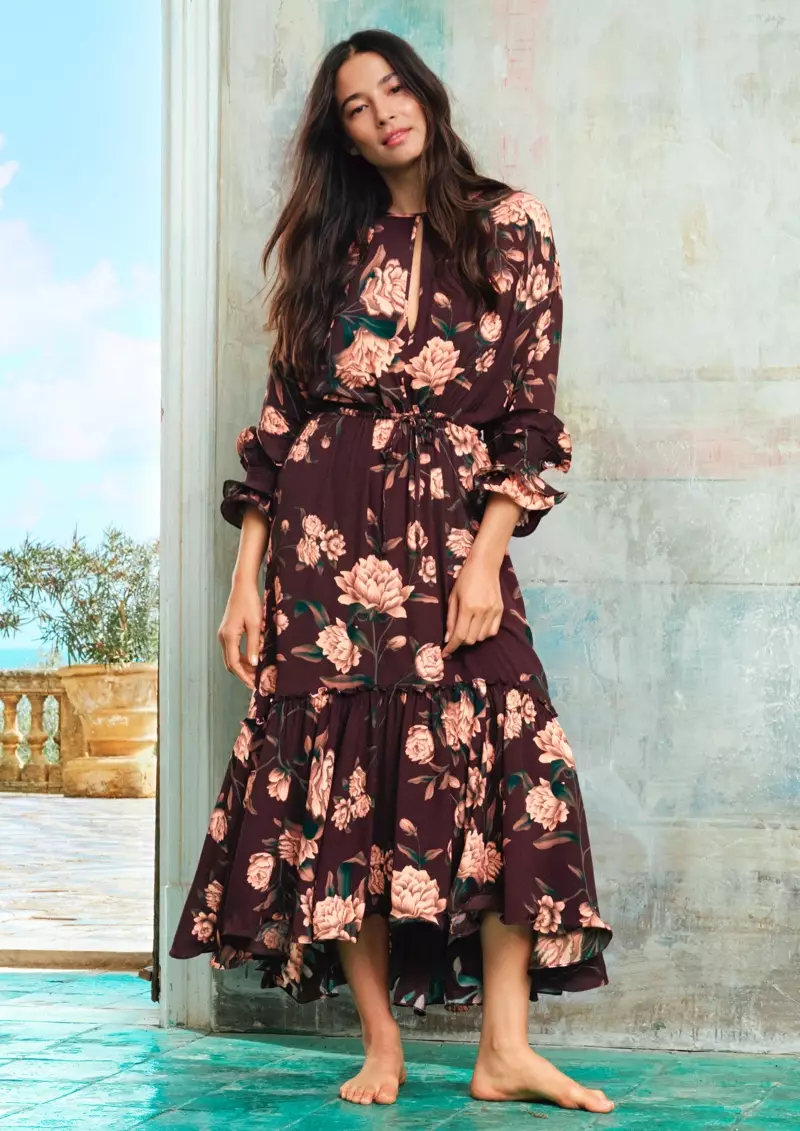 Jessica Gomes modelliert Kleid aus der Zusammenarbeit von Johanna Ortiz x H&M