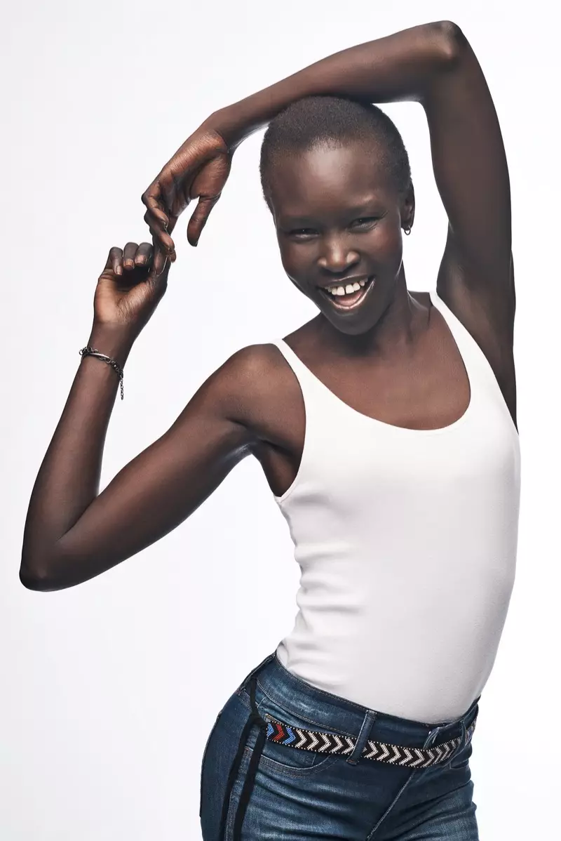 Alek Wek Gapning "Bo'shliqni bartaraf etish" kampaniyasida tabassum qiladi