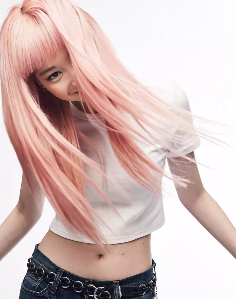 D'Fernanda Ly weist hir rosa Hoer an der Gap's Bridging the Gap 2017 Kampagne