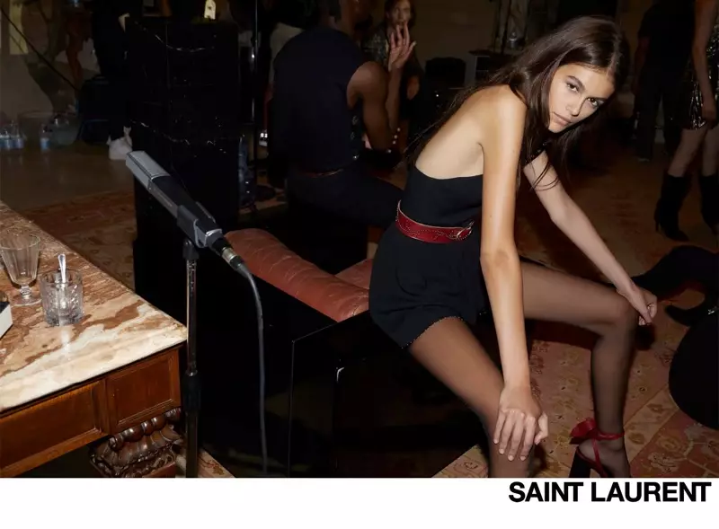 Kaia Gerber n'ihu mkpọsa Saint Laurent Palermo Summer Nights