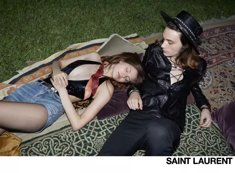 Nataliya Bulycheva פּאָוזאַז אין Saint Laurent Palermo Summer Nights קאמפאניע