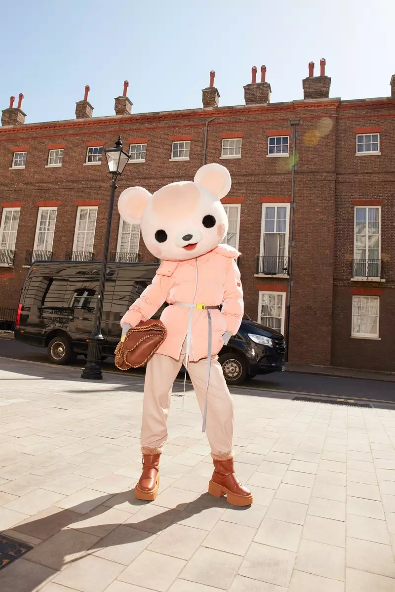 Las modelos posan como animales en la campaña de otoño de 2021 de Stella McCartney.