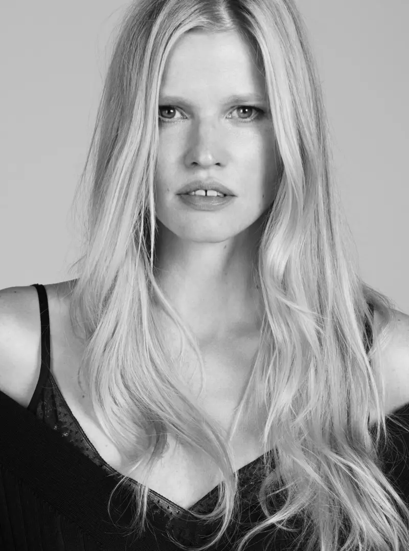 Lara Stone ໄດ້ຮັບການໃກ້ຊິດຂອງນາງໃນແຄມເປນ Alessandro Dell'Acqua X Elena Mirò.