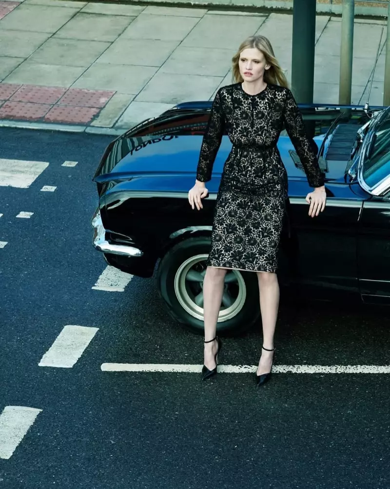 Posando junto a un coche, Lara Stone aparece en la campaña de Alessandro Dell'Acqua X Elena Mirò.