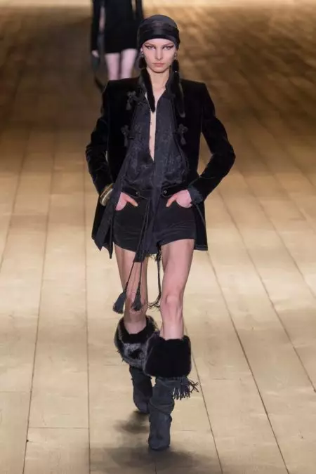 Saint Laurent faz anos 80 para o outono de 2018