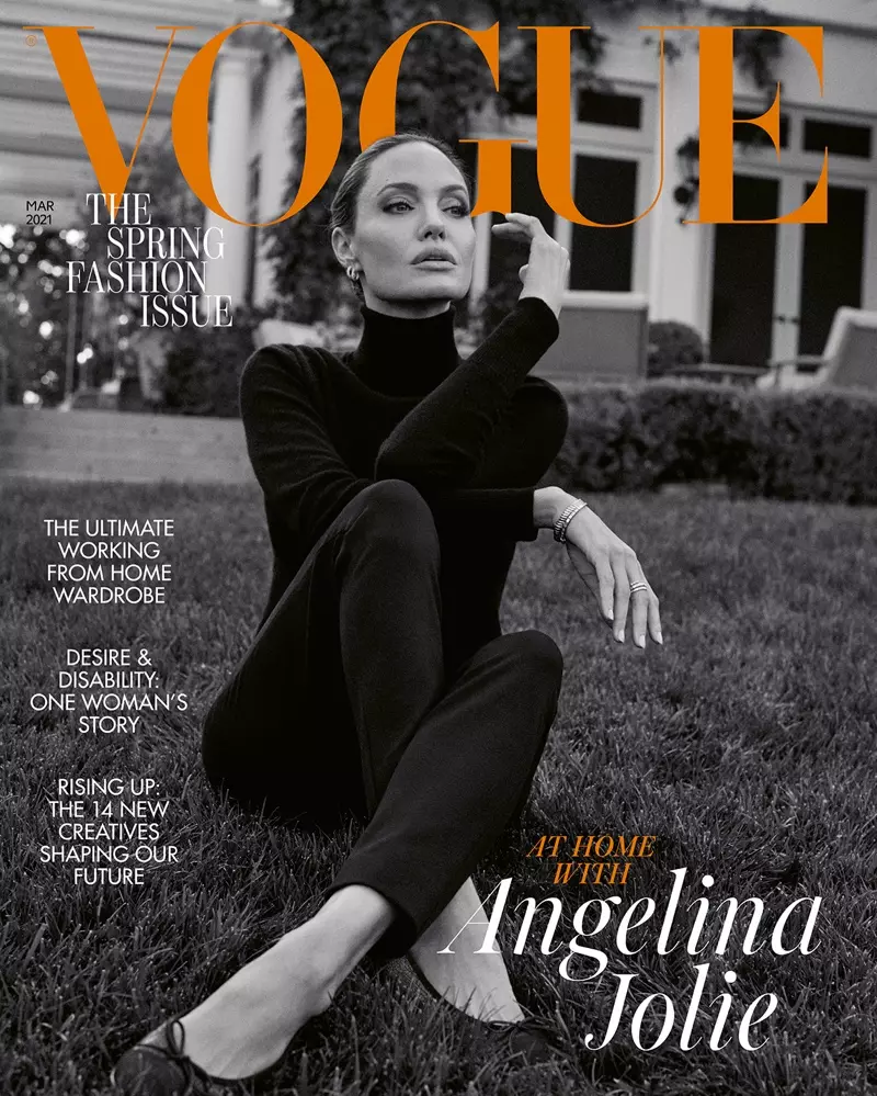 An zana hoton da baki da fari, Angelina Jolie ta rufe fitowar Vogue UK ta Maris 2021.