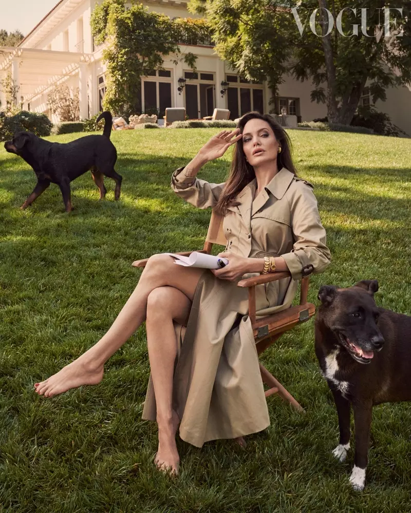 Angelina Jolie poserar med sina hundar Dusty och Sophia och bär en Dior trenchcoat.