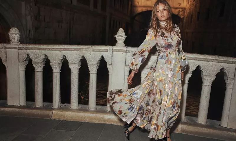 Anna Ewers sanye da Zimmermann Tempo swing maxi riga a cikin yakin bazara na 2021.