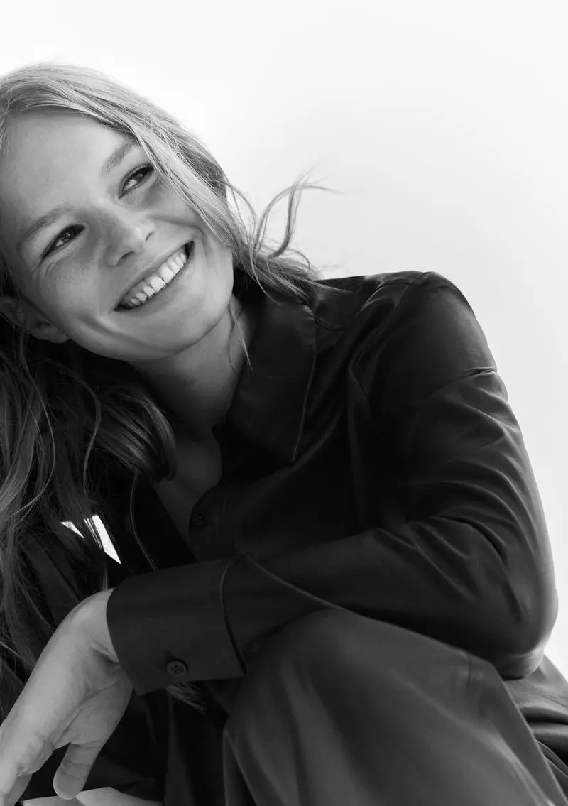 Anna Ewers glimlag almal in die Marc O'Polo herfs-winter 2020-veldtog.