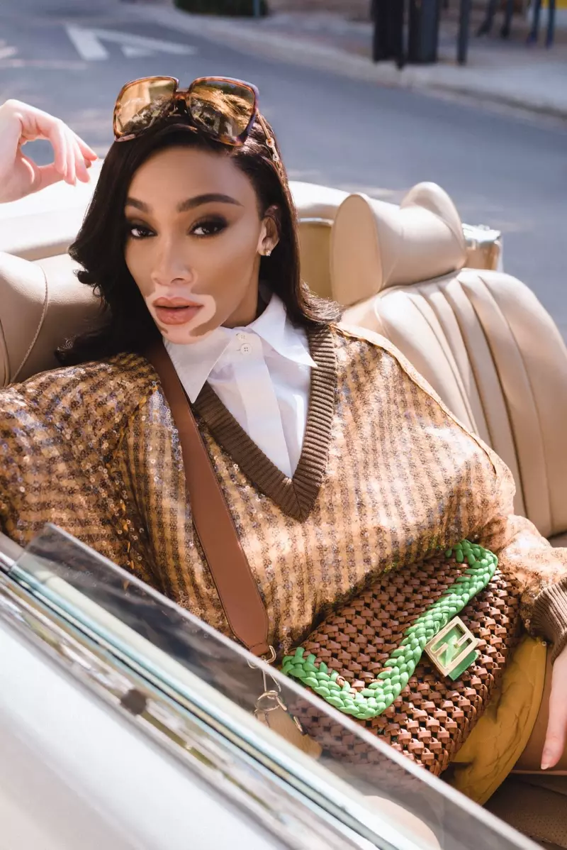 Winnie Harlow pozon në një kabrio për fushatën Fendi #BaguetteFriendsForever