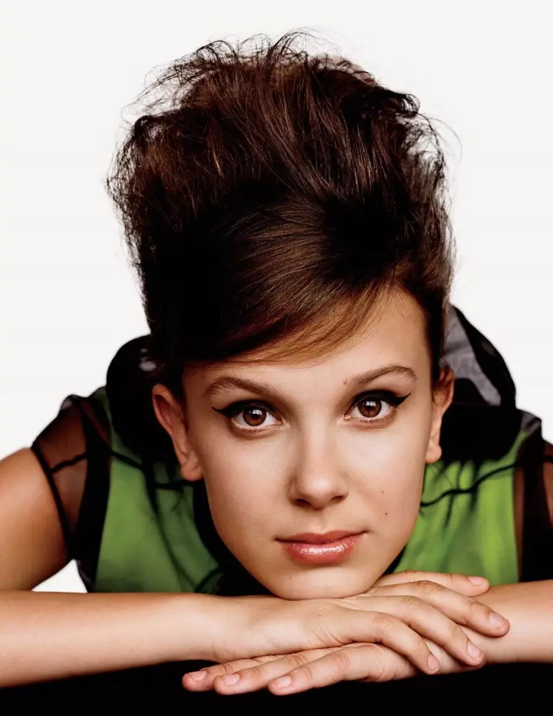 Millie Bobby Brown klæðist hárgreiðslu úr býflugnabúi í Prada-útliti