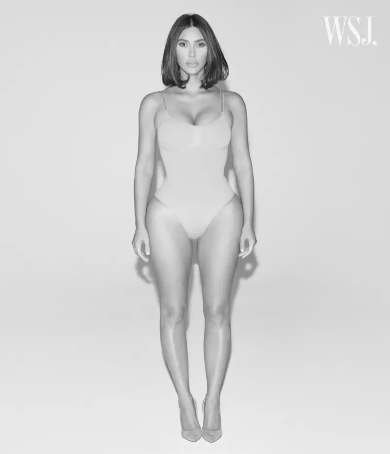 Облечена во боди за вајање, Ким Кардашијан позира во црно-бело