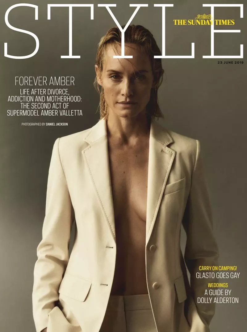 Amber Valletta Models Luxe Knitwear pour le style du Sunday Times