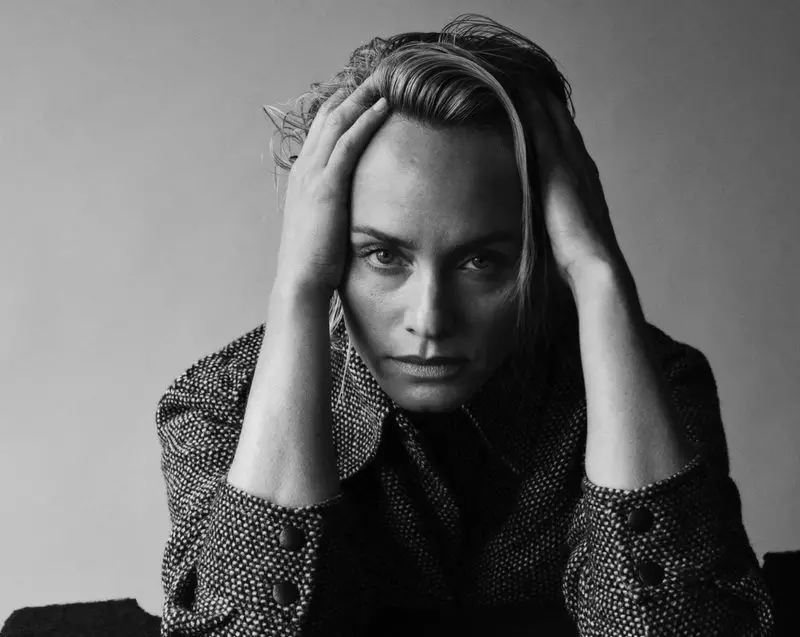 Amber Valletta, Sunday Times 스타일의 고급 니트웨어 모델