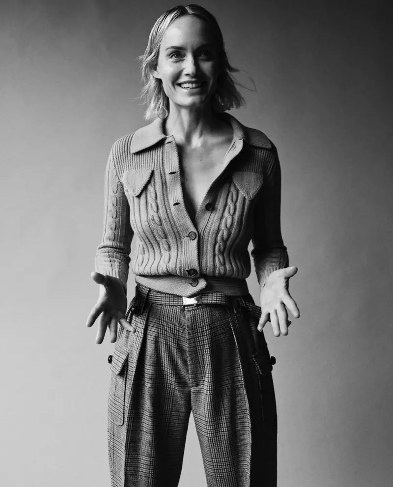 Amber Valletta modelează tricotaje de lux pentru stilul Sunday Times