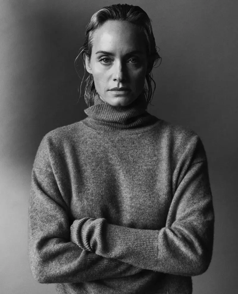 Amber Valletta Anatoa Miundo ya Luxe Knitwear kwa Mtindo wa Sunday Times