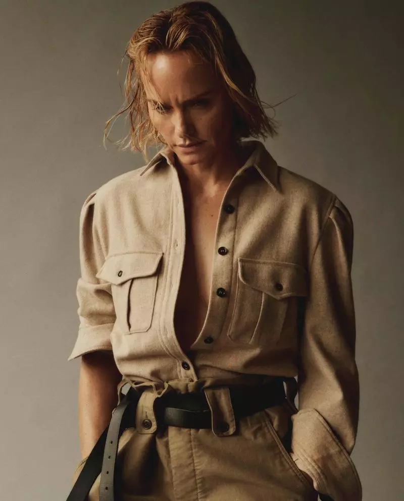 عارضة أزياء Amber Valletta تريكو فاخرة من أجل Sunday Times Style