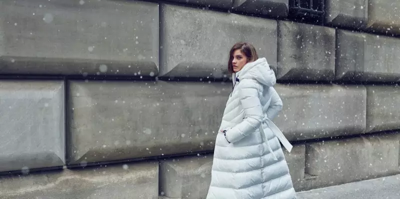 Modelo Barbara Palvin usa jaleco branco na campanha outono-inverno 2019 da Mackage