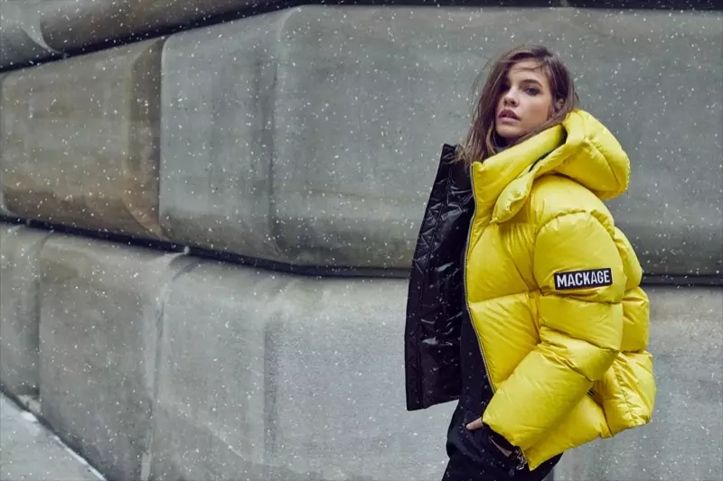 Barbara Palvin, met 'n geel baadjie, staan voor Mackage herfs-winter 2019-veldtog