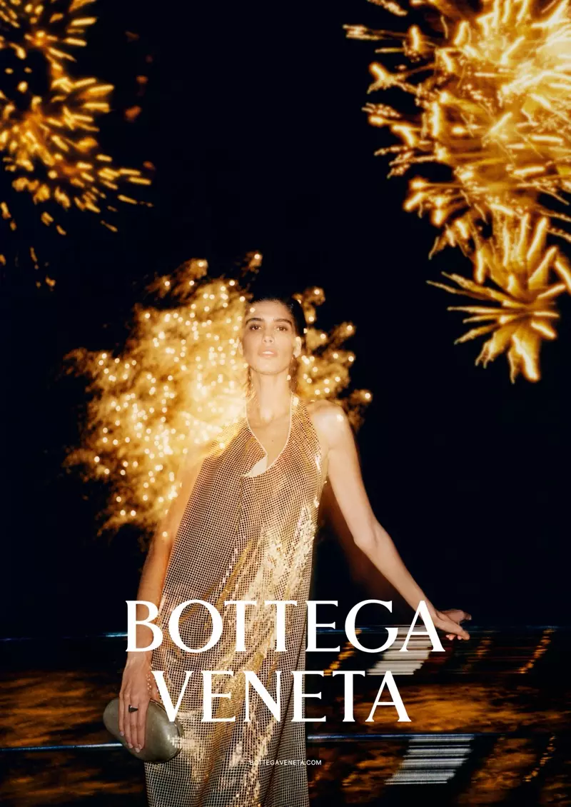 Mica Arganaraz verskyn in Bottega Veneta lente-somer 2020-veldtog