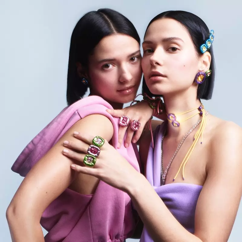 Bloom Twins estrelam campanha de joias da Swarovski Dulcis.