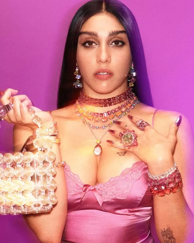 Saib zoo nkauj hauv paj yeeb, Lourdes Leon fronts Swarovski Collection II phiaj los nqis tes.