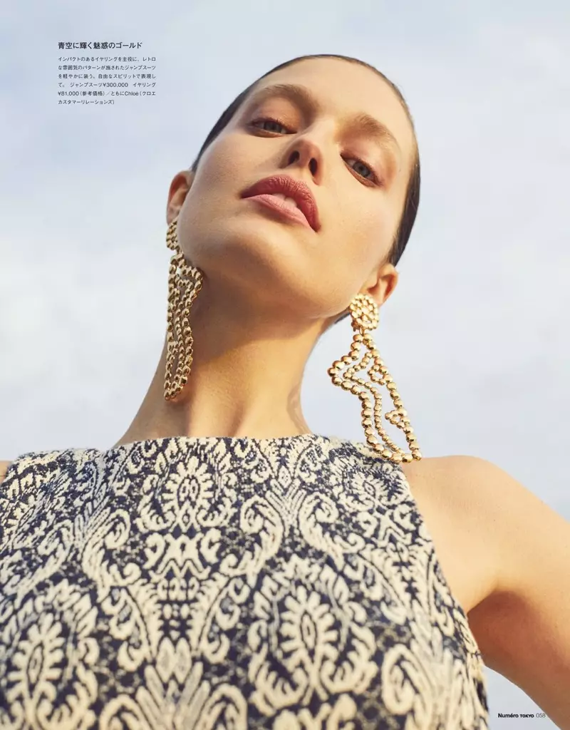 Si Emily DiDonato Poses sa Summer Beach Styles para sa Numero Tokyo