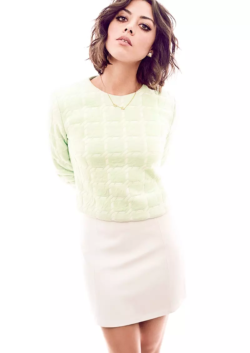 Aubrey Plaza poserar för Chris Nicholls i Glow Winter 2014