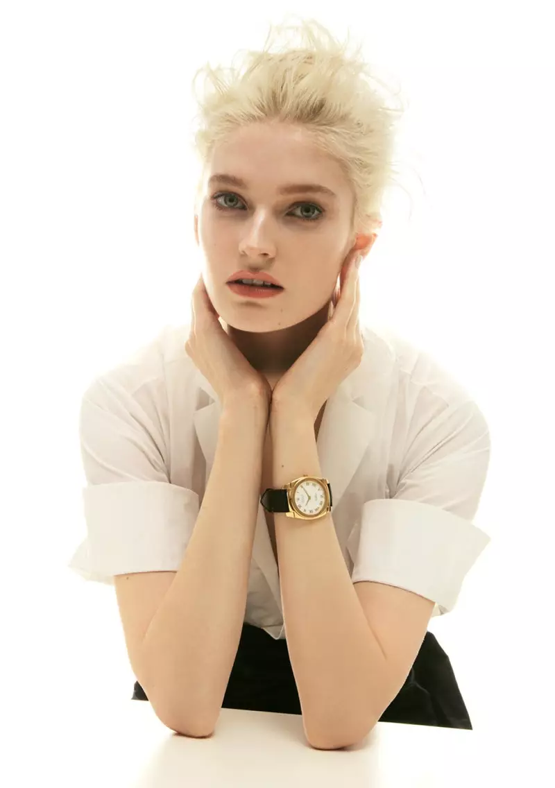 Helena Greyhorse Models Timepiece yo Kubaza Uburusiya na Nikolay Biryukov