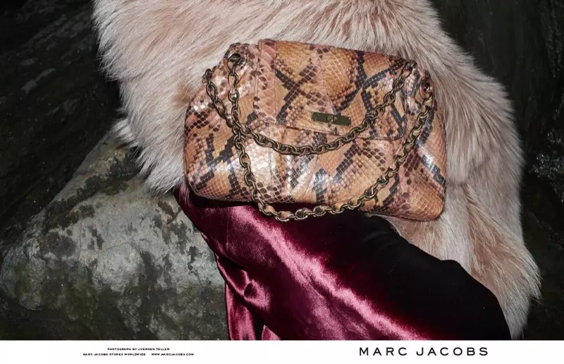 Onani Zambiri kuchokera kwa Marc Jacobs' Fall 2013 Ads ndi Edie Campbell & Lily McMenamy