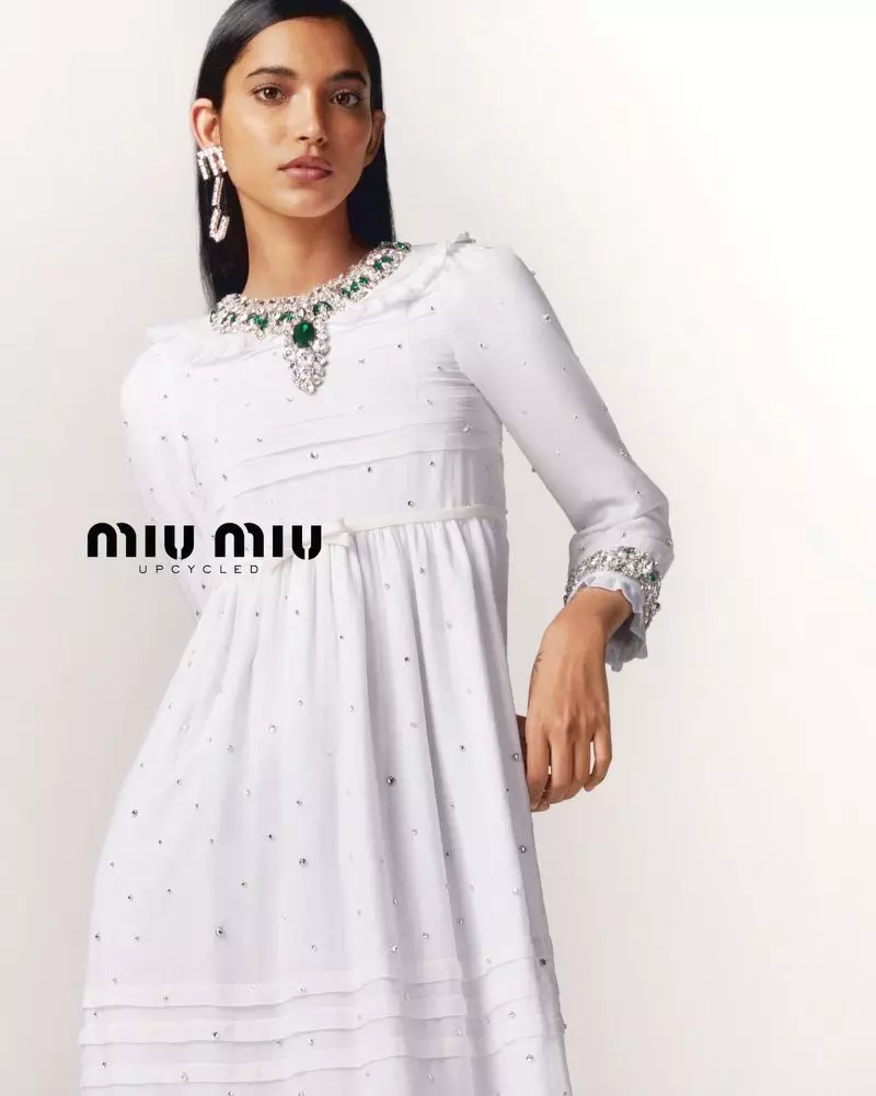 ប៉ាក់ដែលមានហត្ថលេខារបស់ Miu Miu មានភាពលេចធ្លោលើការរចនា Upcycled របស់វា។