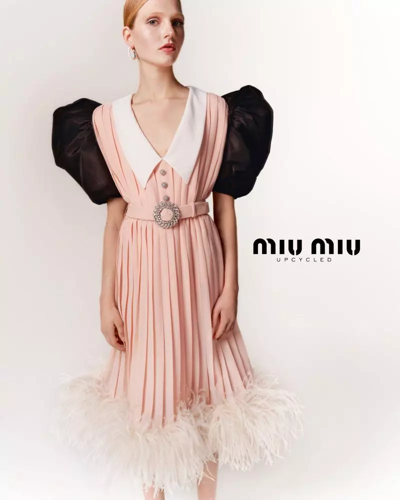 Saib ntawm hnav khaub ncaws los ntawm Miu Miu's Upcycled collection.