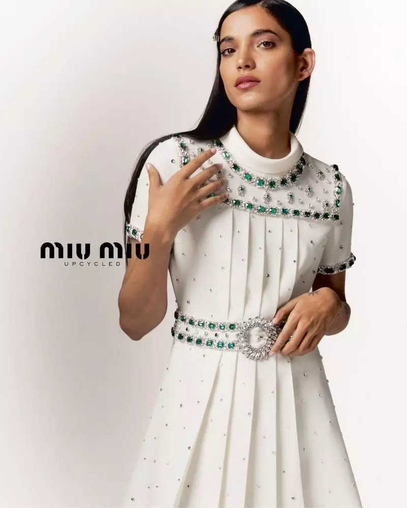 Amrit가 Miu Miu Upcycled 컬렉션에서 포즈를 취하고 있습니다.