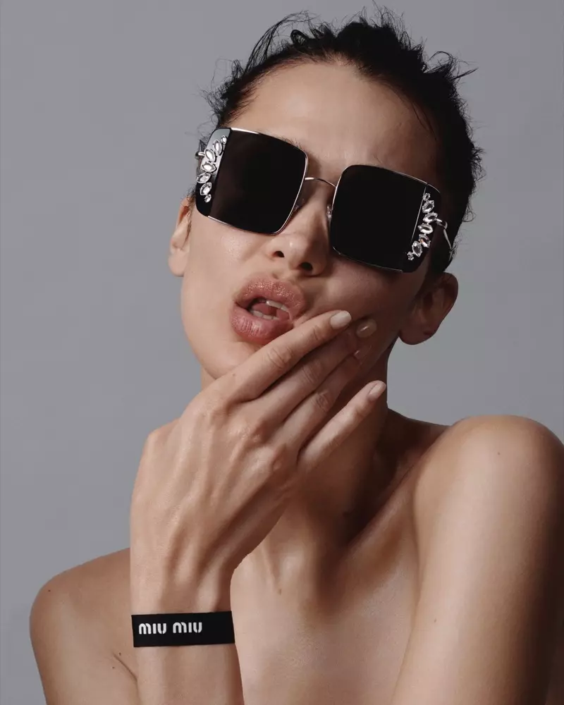 Model Bella Hadid ngarepake kampanye kacamata Miu Miu musim semi-musim panas 2020.