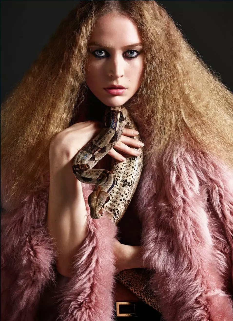 Raquel Zimmermann เป็นเจ้าเสน่ห์งูสำหรับ Mario Sorrenti Shoot ใน Vogue Paris