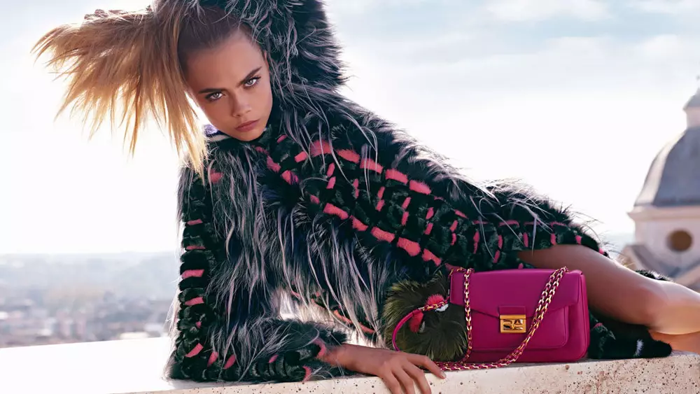 Fendi 2013 yil kuzi reklamalari uchun Kara Delevin va Saskia de Brauga tegadi