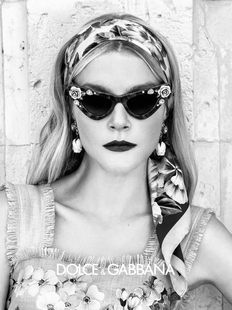 Jessica Stam aperas en Dolce & Gabbana Eyewear kampanjo printempo-somera 2020